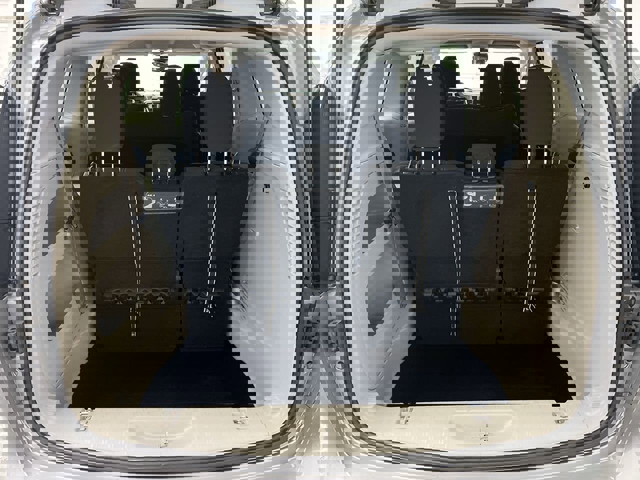 Used 2021 Chrysler Voyager L image 24