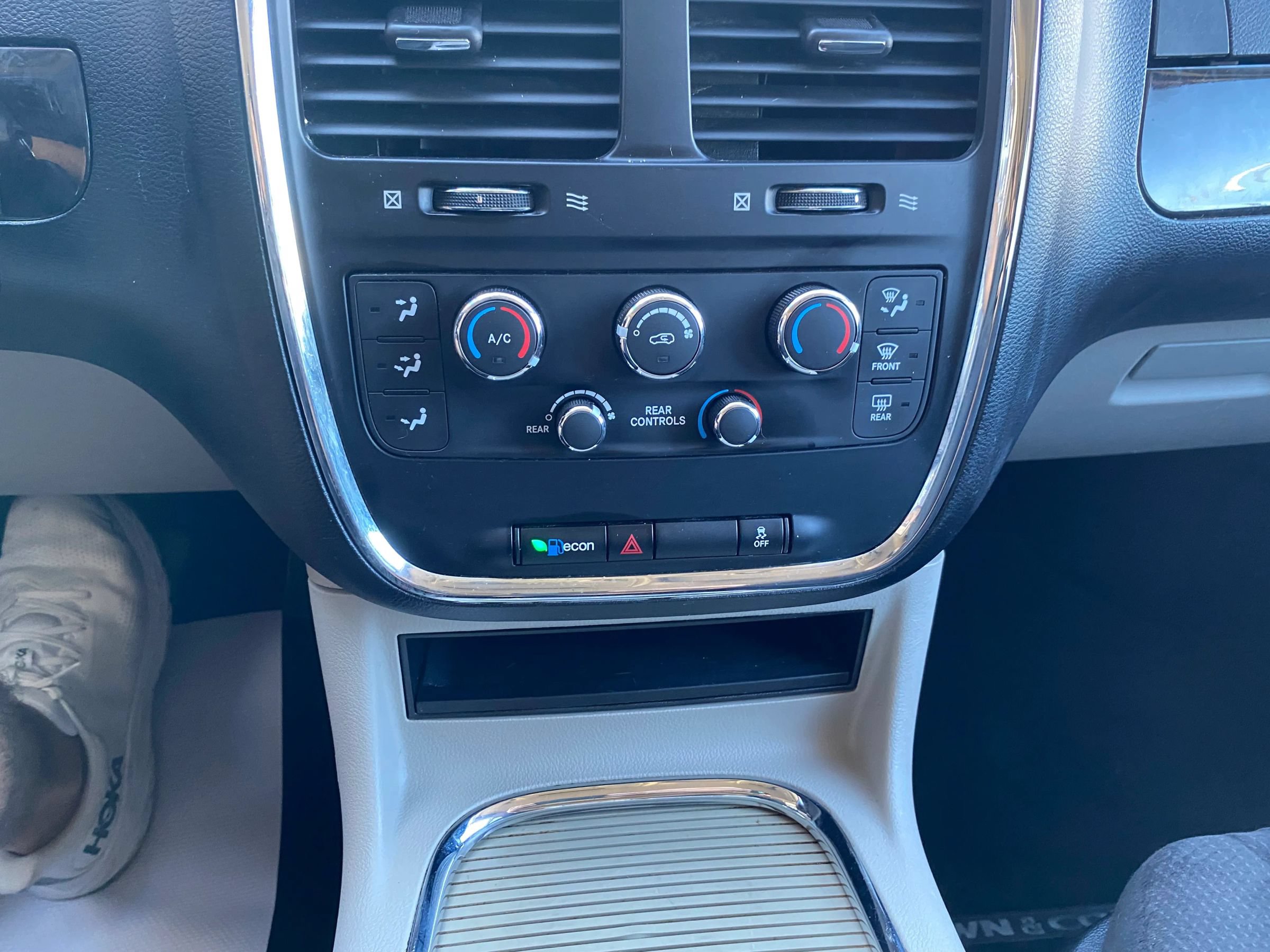 Used 2012 Dodge Grand Caravan SXT FWD image 24