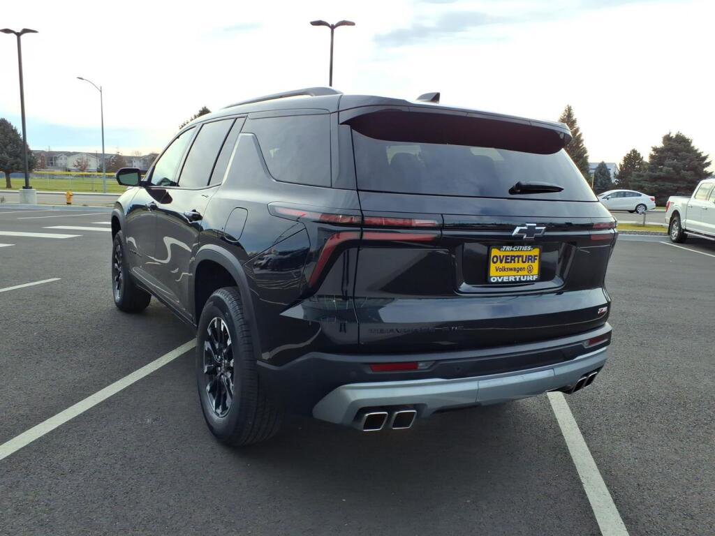 Used 2024 Chevrolet Traverse Z71 image 3