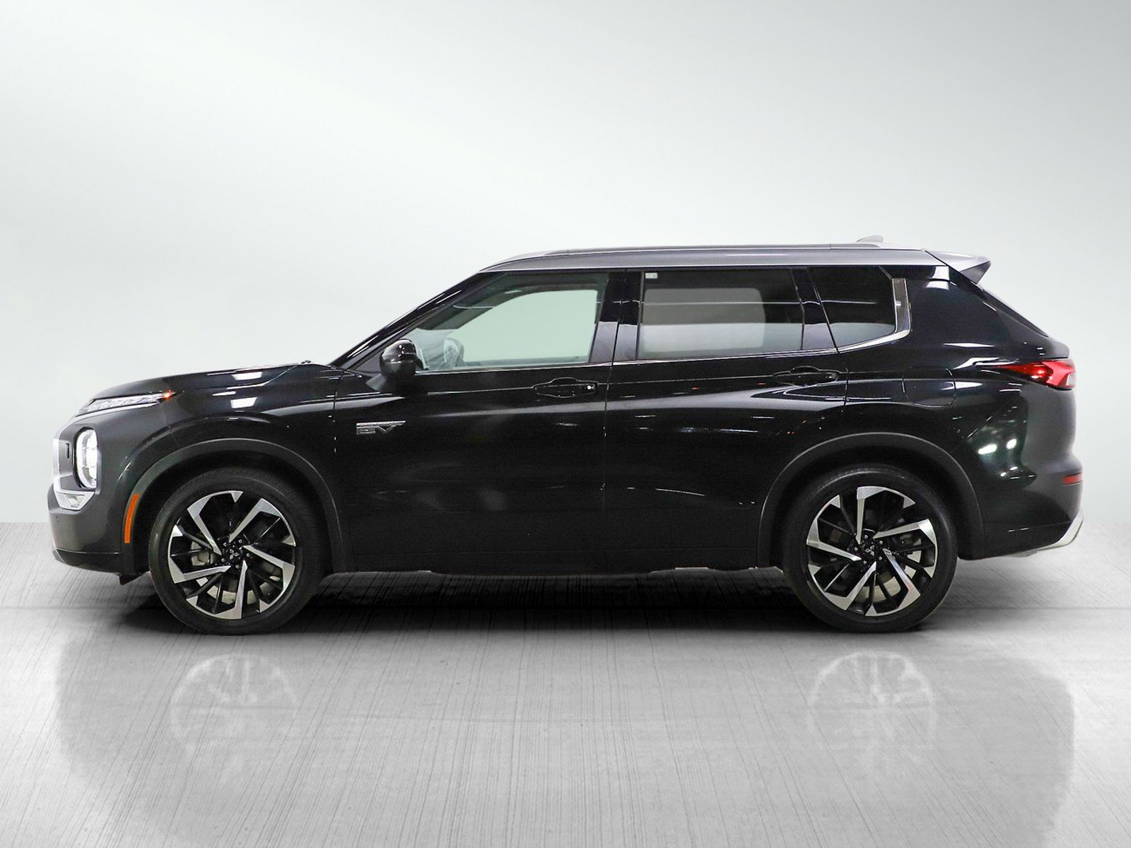 Used 2024 Mitsubishi Outlander SEL image 2