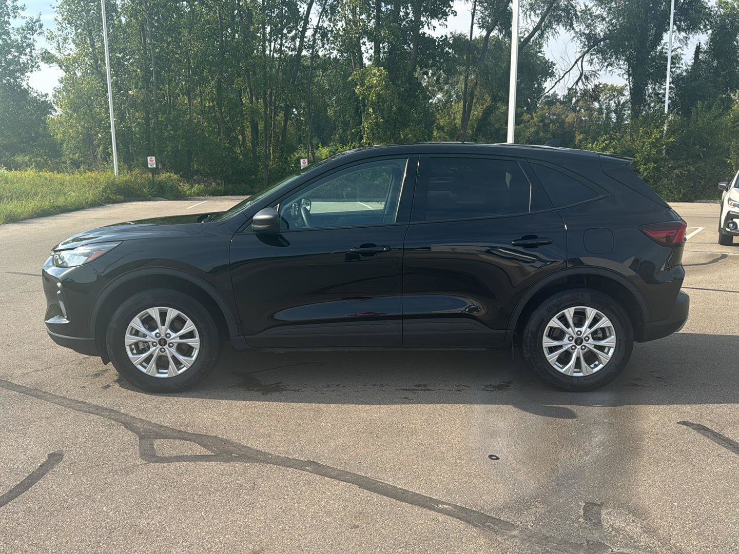Used 2025 Ford Escape Active AWD/4WD image 2