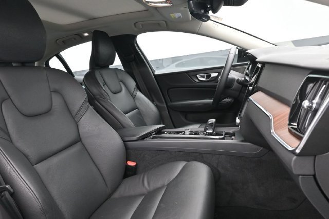 Used 2025 Volvo S60 B5 Plus FWD image 33