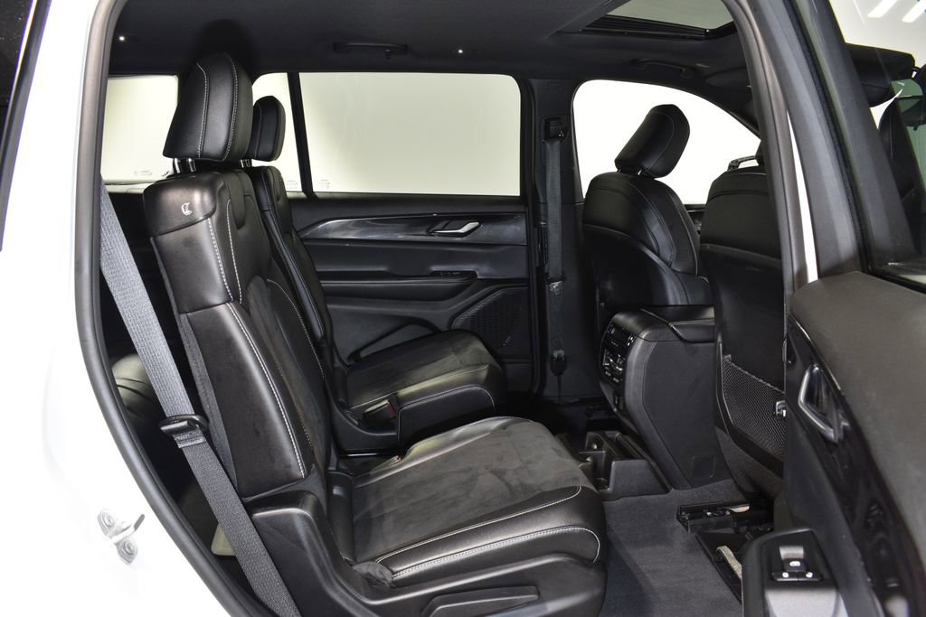 Used 2023 Jeep Grand Cherokee L Laredo image 28