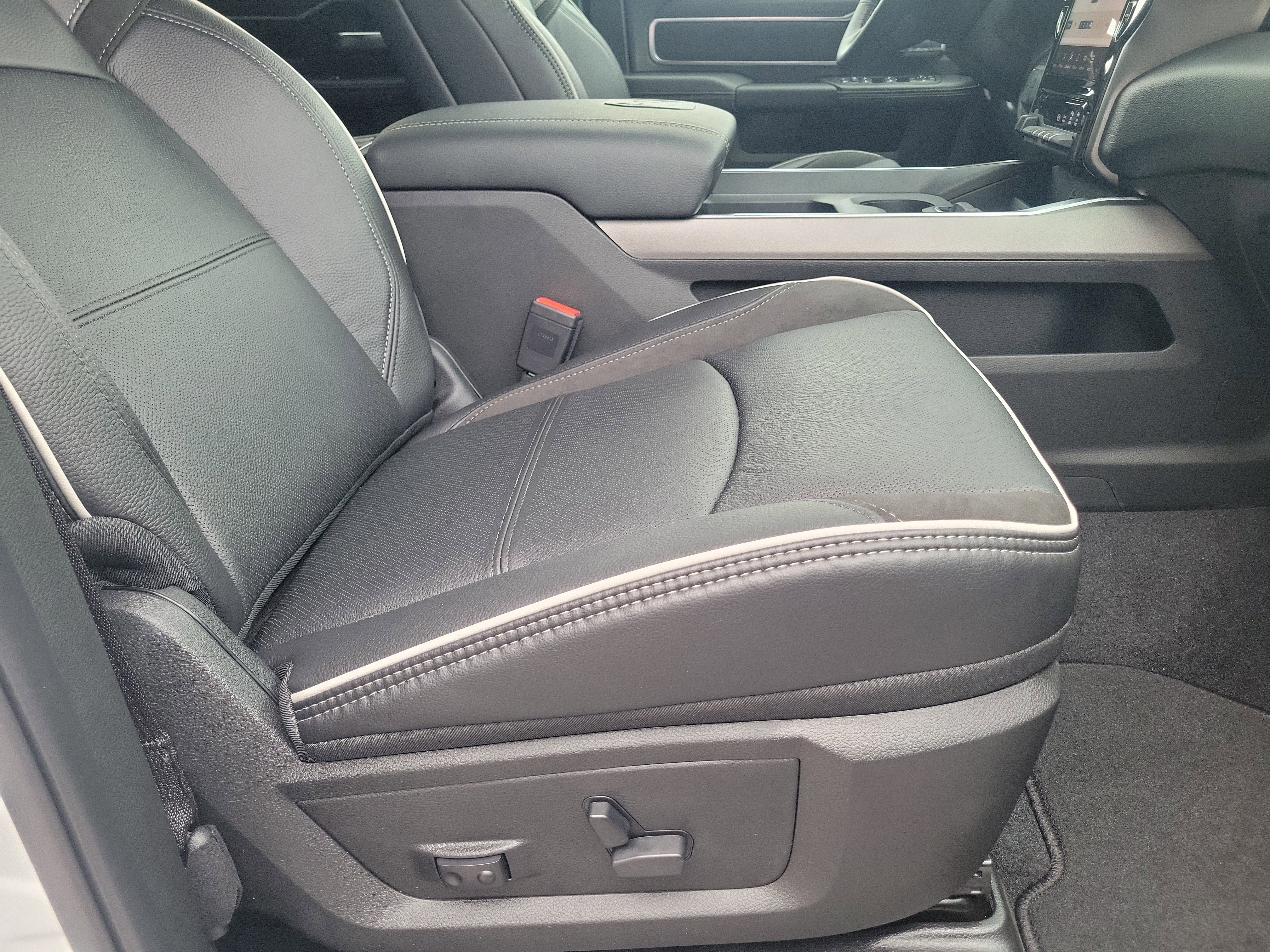 New 2026 RAM 2500 Laramie AWD/4WD image 18