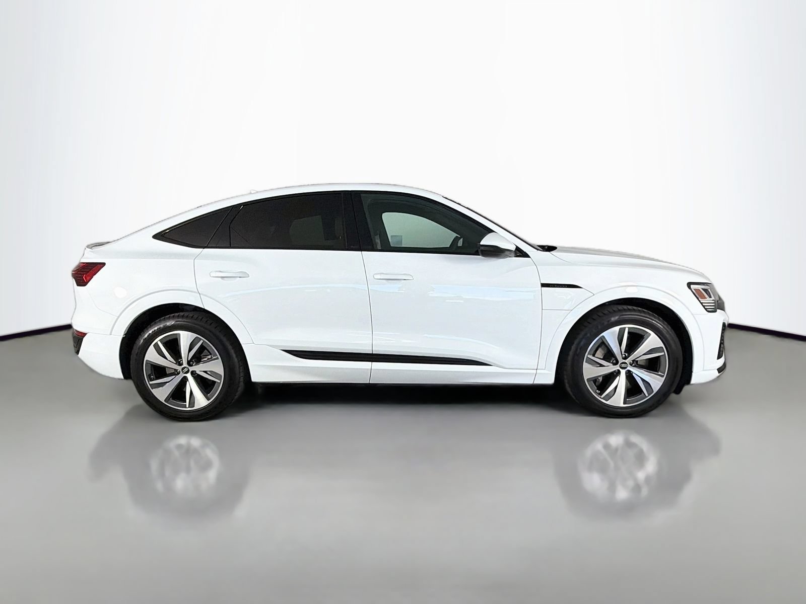 Certified 2024 Audi Q8 e-tron Premium AWD/4WD image 8