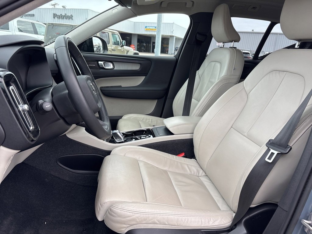 Used 2023 Volvo XC40 B4 Ultimate image 11