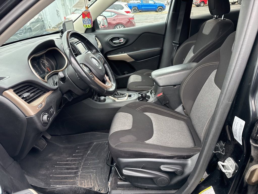 Used 2018 Jeep Cherokee Latitude w/ Altitude Package image 5