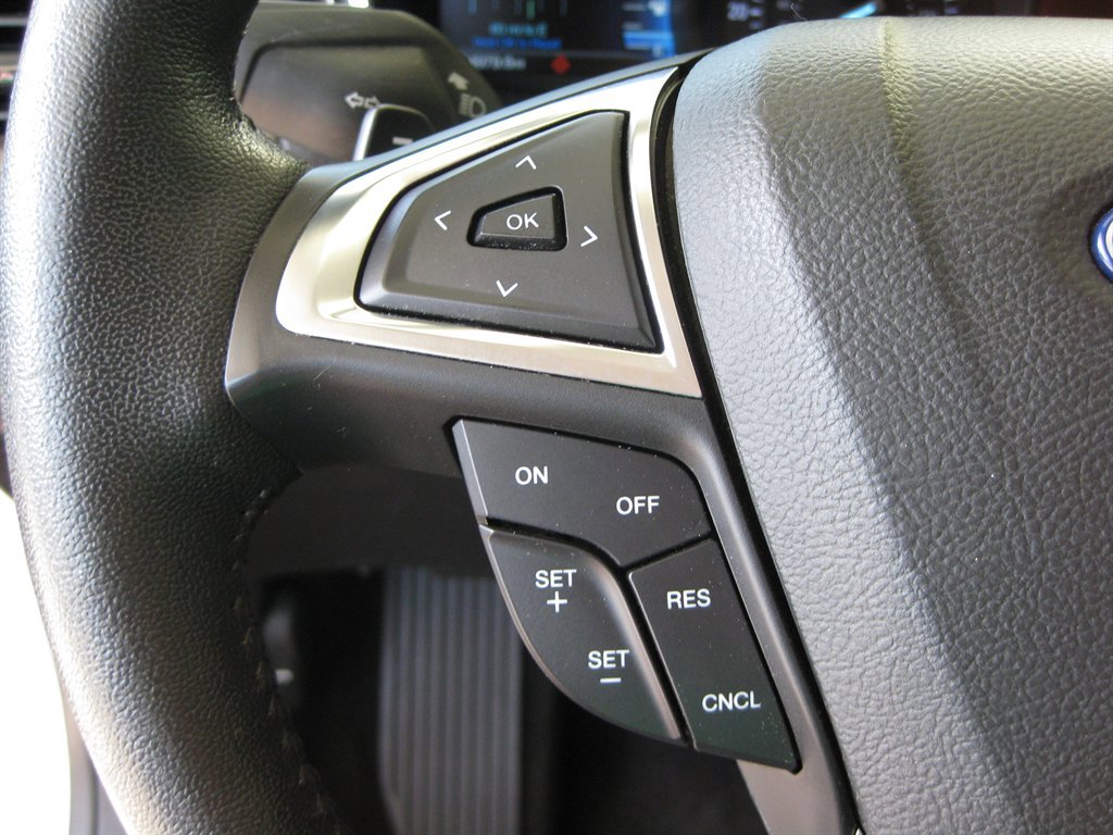 Used 2018 Ford Fusion SE w/ Fusion SE Technology Package FWD image 17