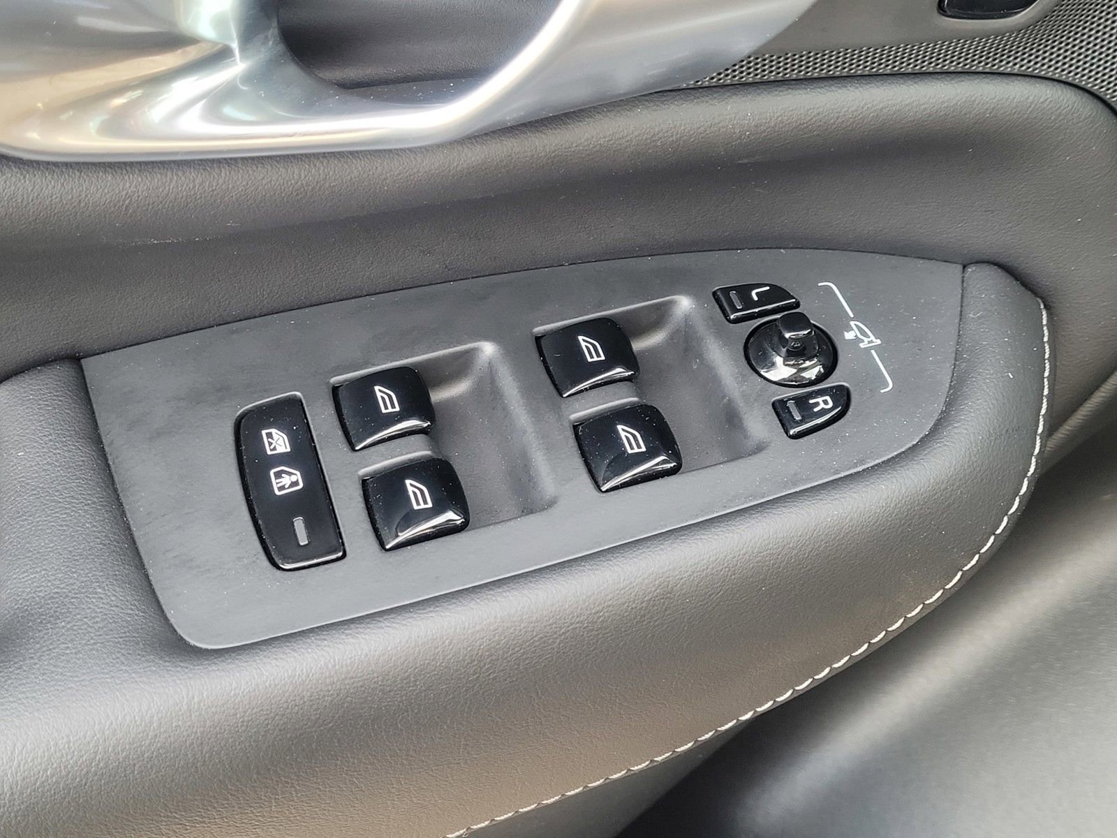 Certified 2024 Volvo XC90 T8 Ultimate w/ Protection Package Premier image 17