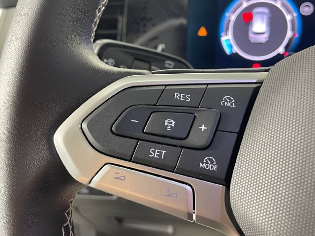 Used 2025 Volkswagen Tiguan SE FWD image 13