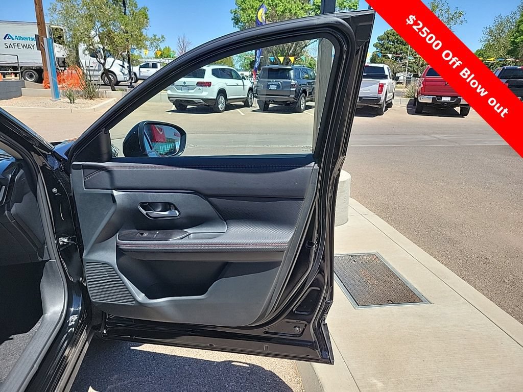 New 2025 Nissan Kicks SR FWD image 17