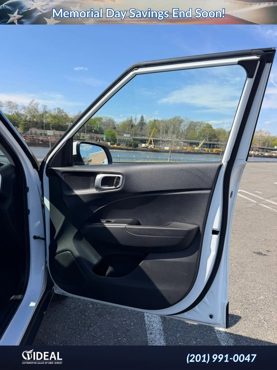 Used 2024 Hyundai Venue SE FWD image 25