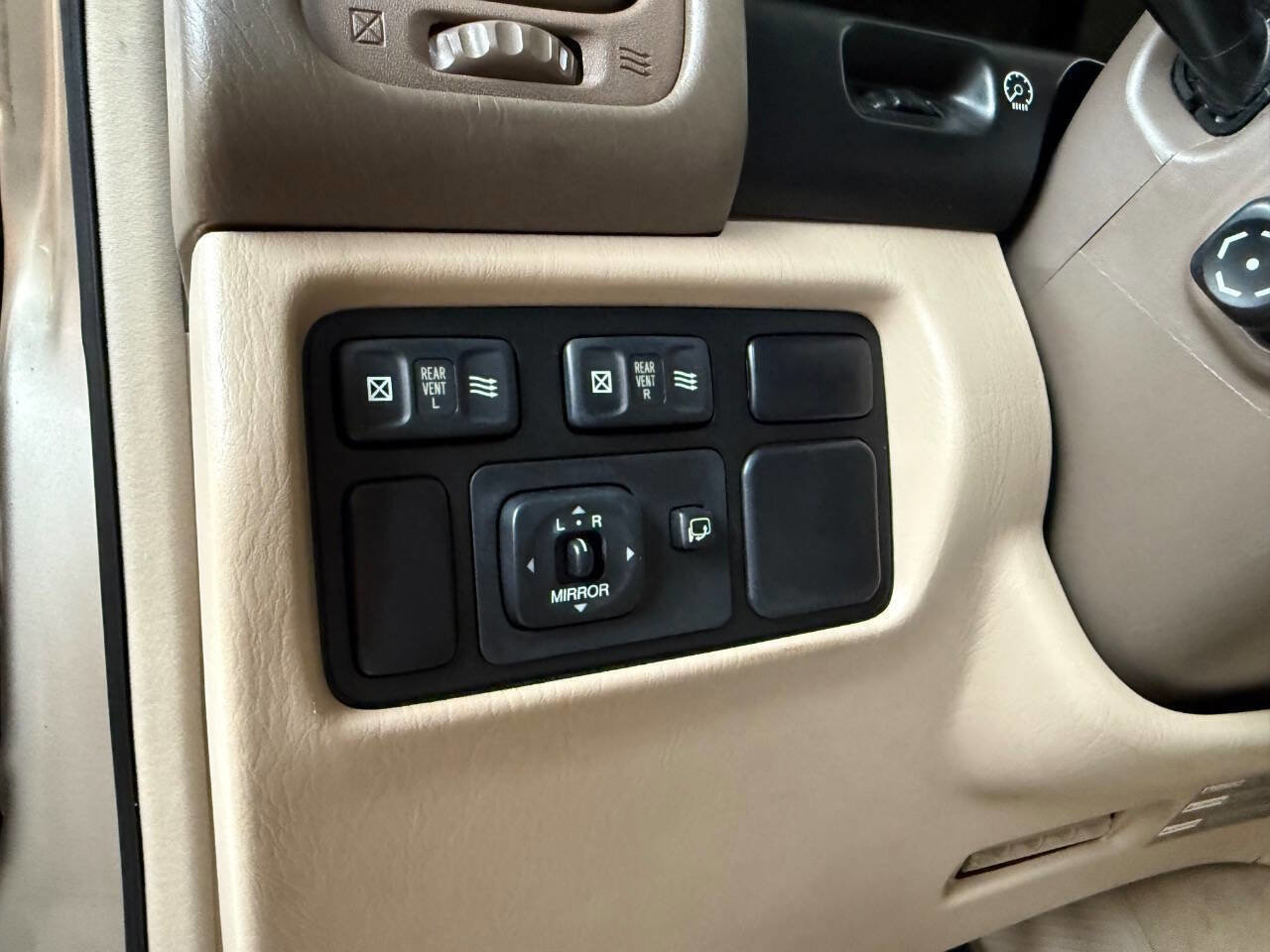 Used 2001 Lexus LX 470 4WD image 94