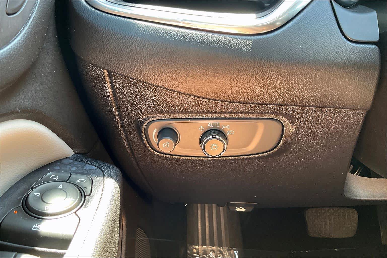 Used 2018 Chevrolet Equinox LS FWD image 32
