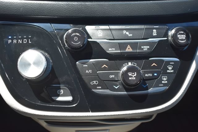 Used 2020 Chrysler Pacifica Touring-L FWD image 28