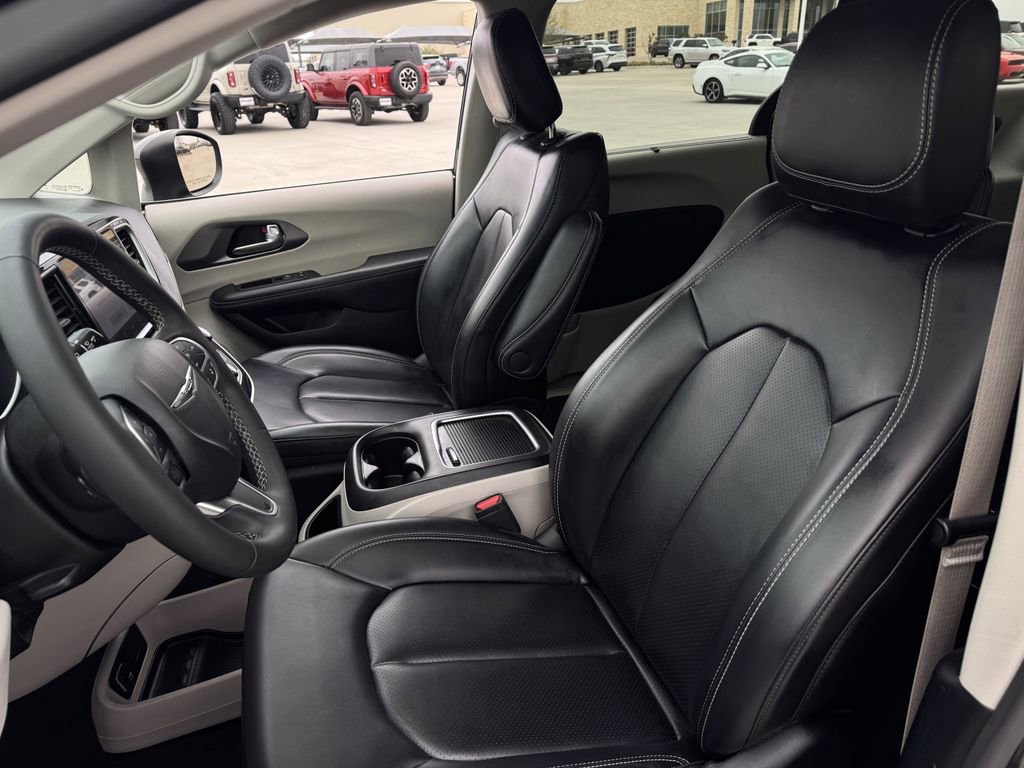 Used 2023 Chrysler Pacifica Touring-L image 22