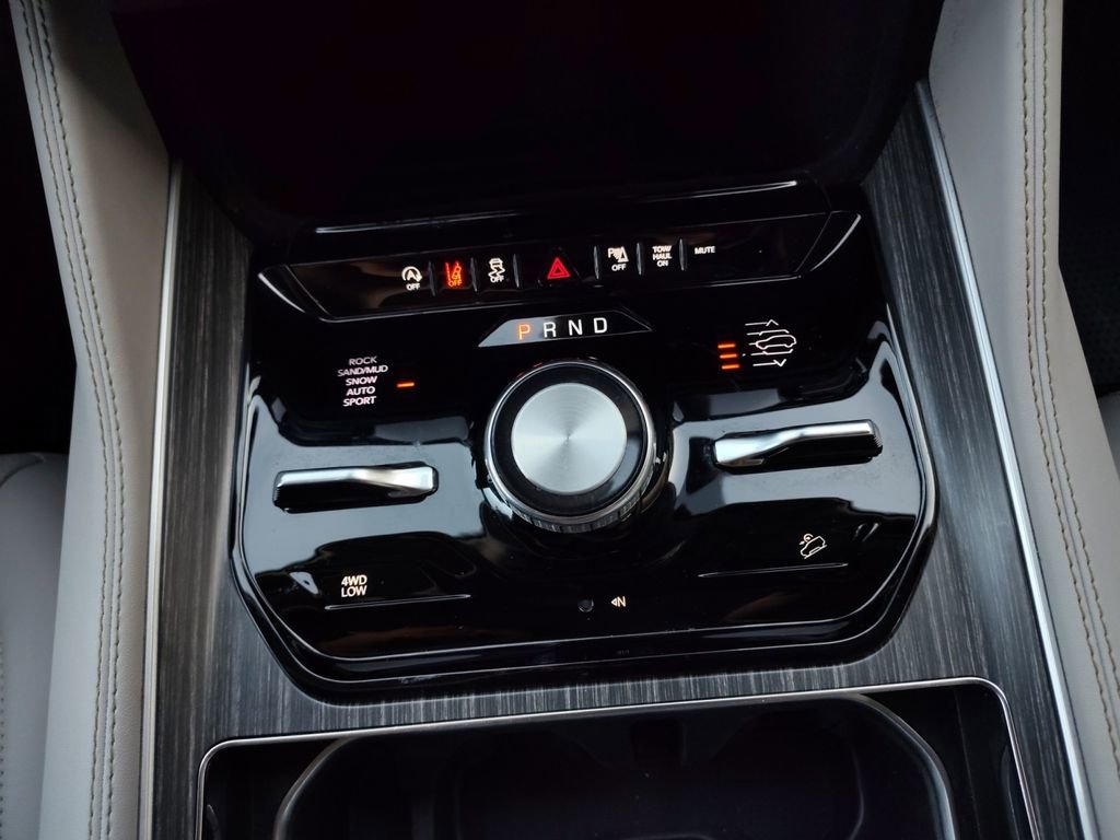 Used 2024 Jeep Wagoneer L Series III image 10