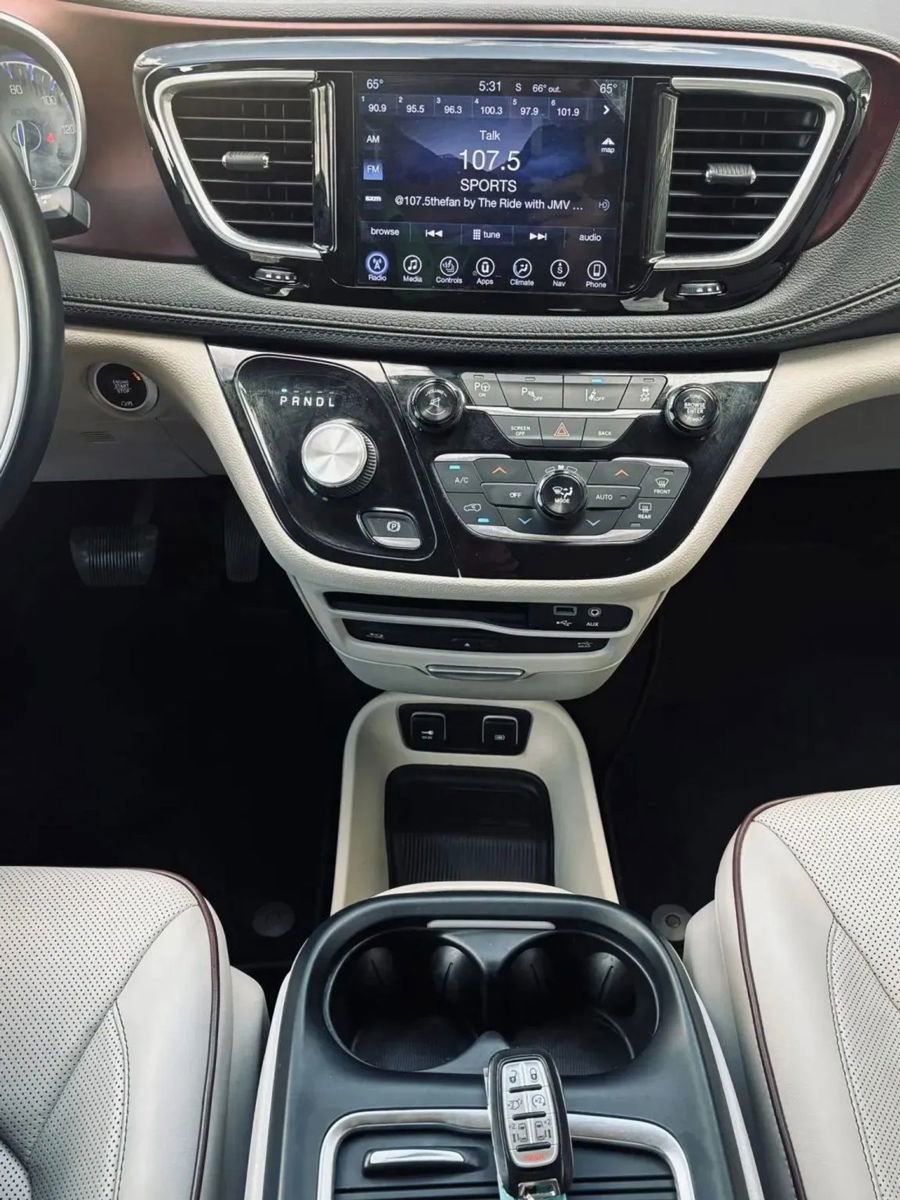 Used 2017 Chrysler Pacifica Limited FWD image 19