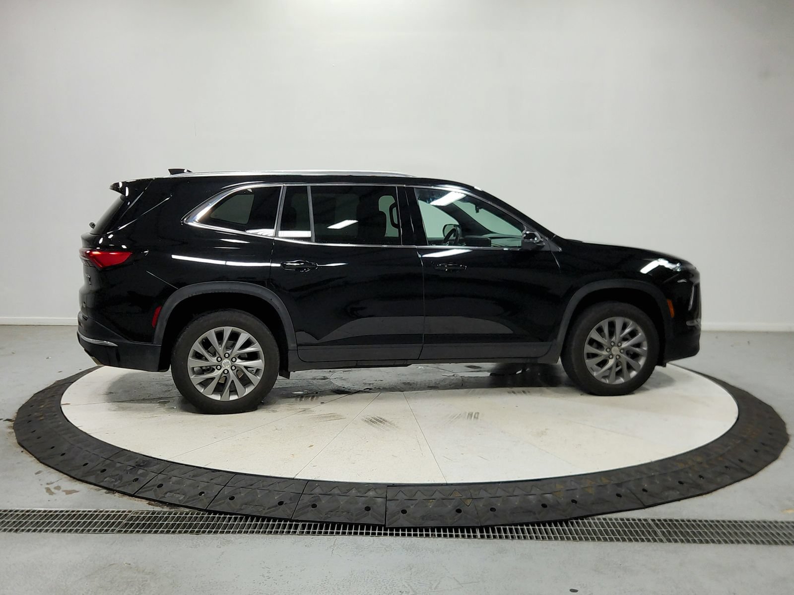 Used 2025 Buick Enclave Preferred w/ Power Package FWD image 9