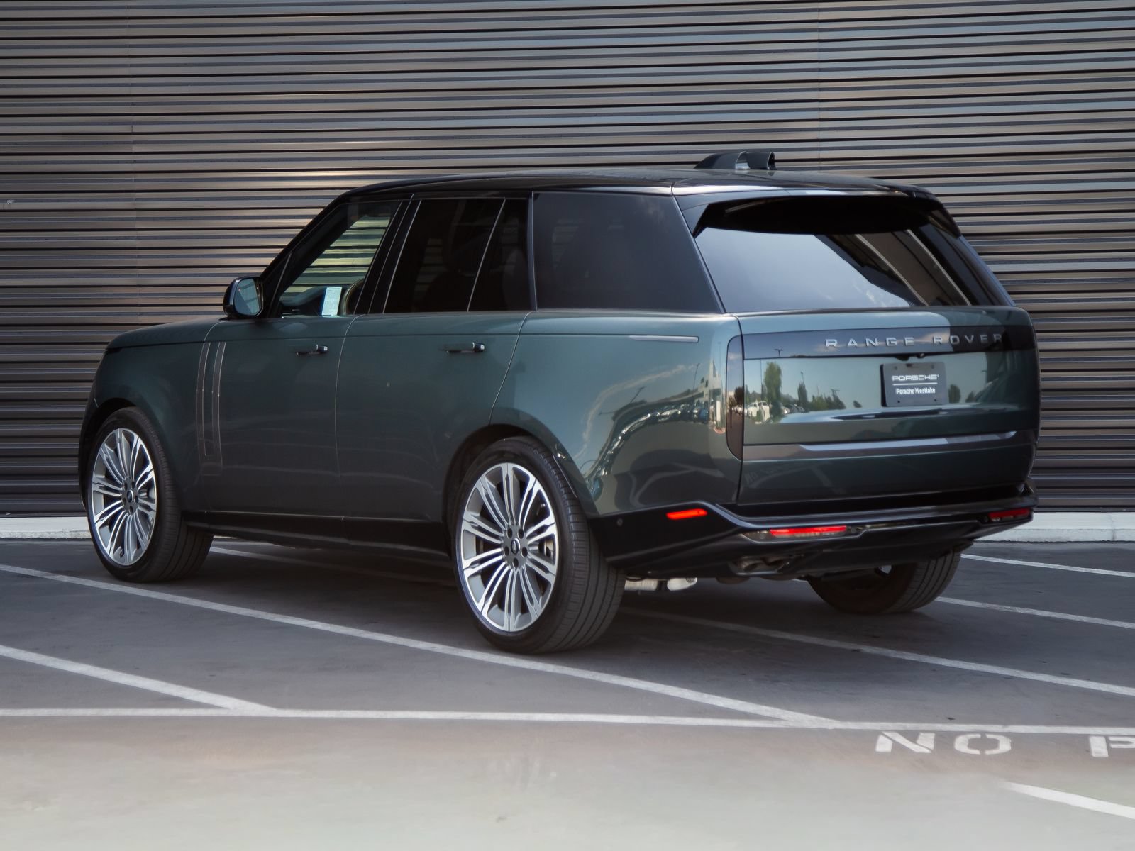 Used 2025 Land Rover Range Rover SE AWD/4WD image 3