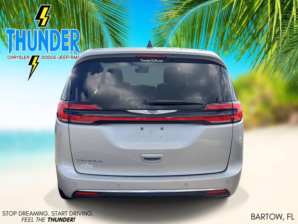 Used 2024 Chrysler Pacifica Touring-L FWD image 4