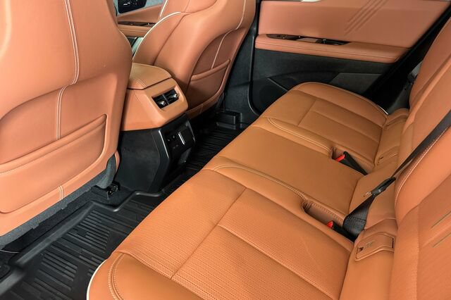 Certified 2025 Cadillac Optiq Sport 2 w/ LPO, ONYX Package AWD/4WD image 12