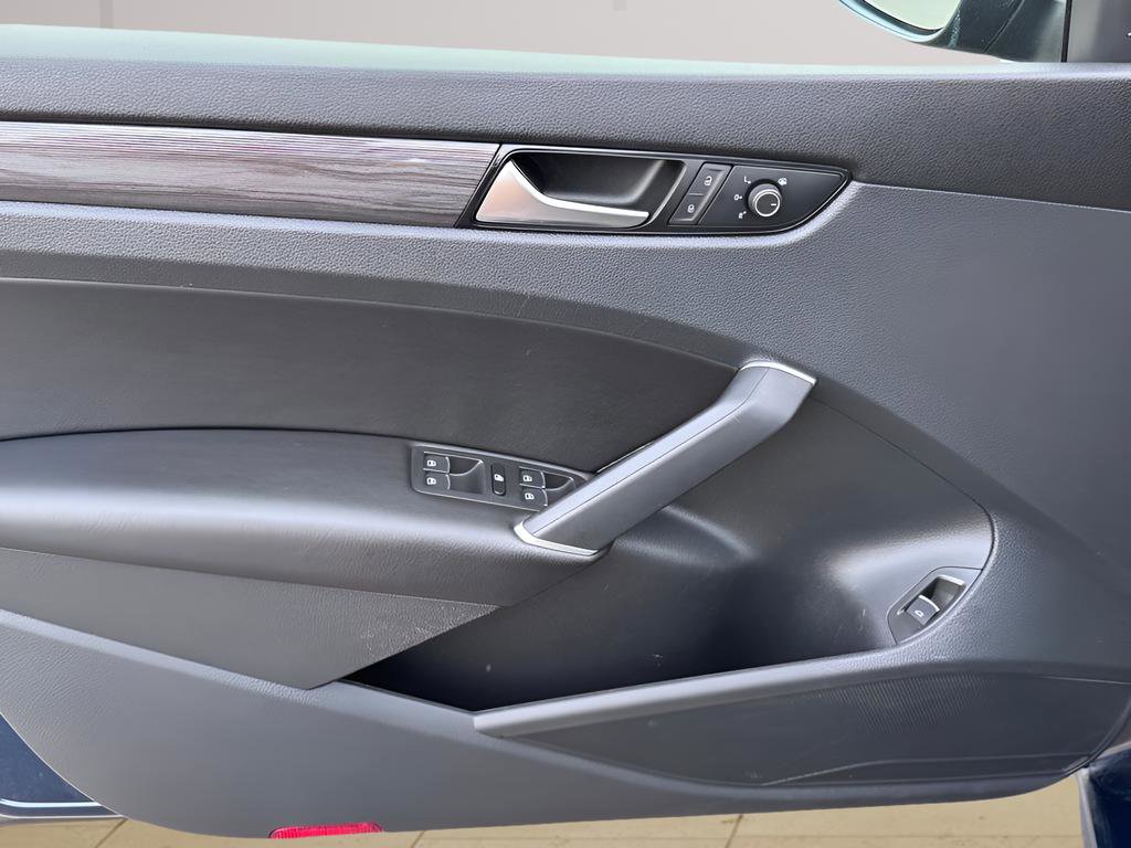 Used 2022 Volkswagen Passat 2.0T R-Line image 29