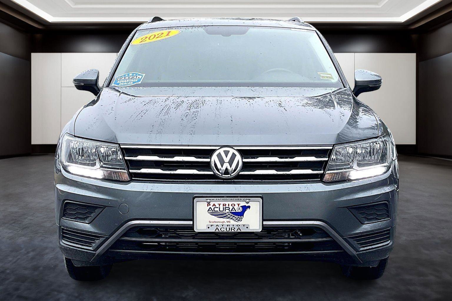 Used 2021 Volkswagen Tiguan SE w/ Panoramic Sunroof Package image 3