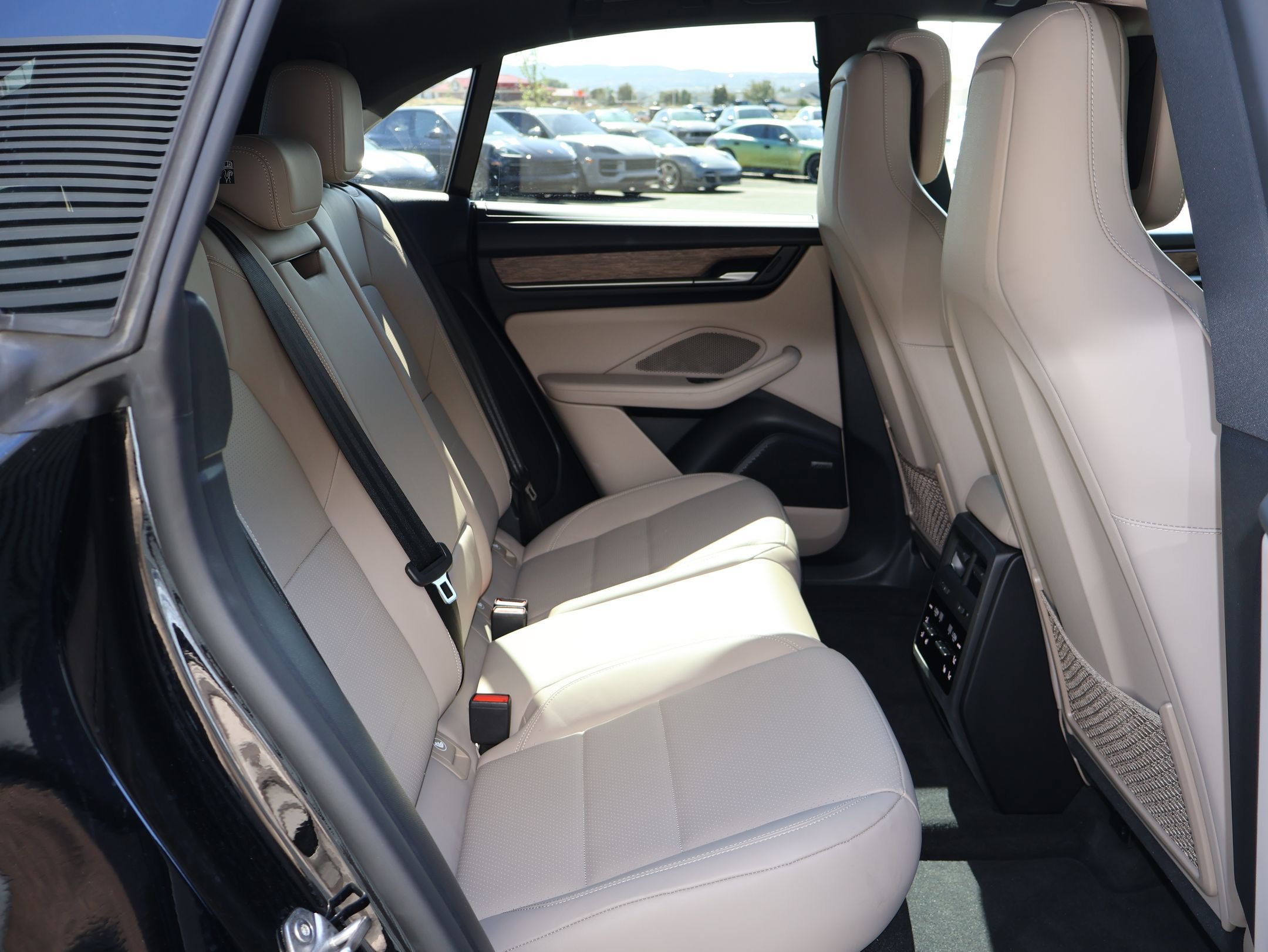 Certified 2025 Porsche Macan 4S Electric AWD/4WD image 32