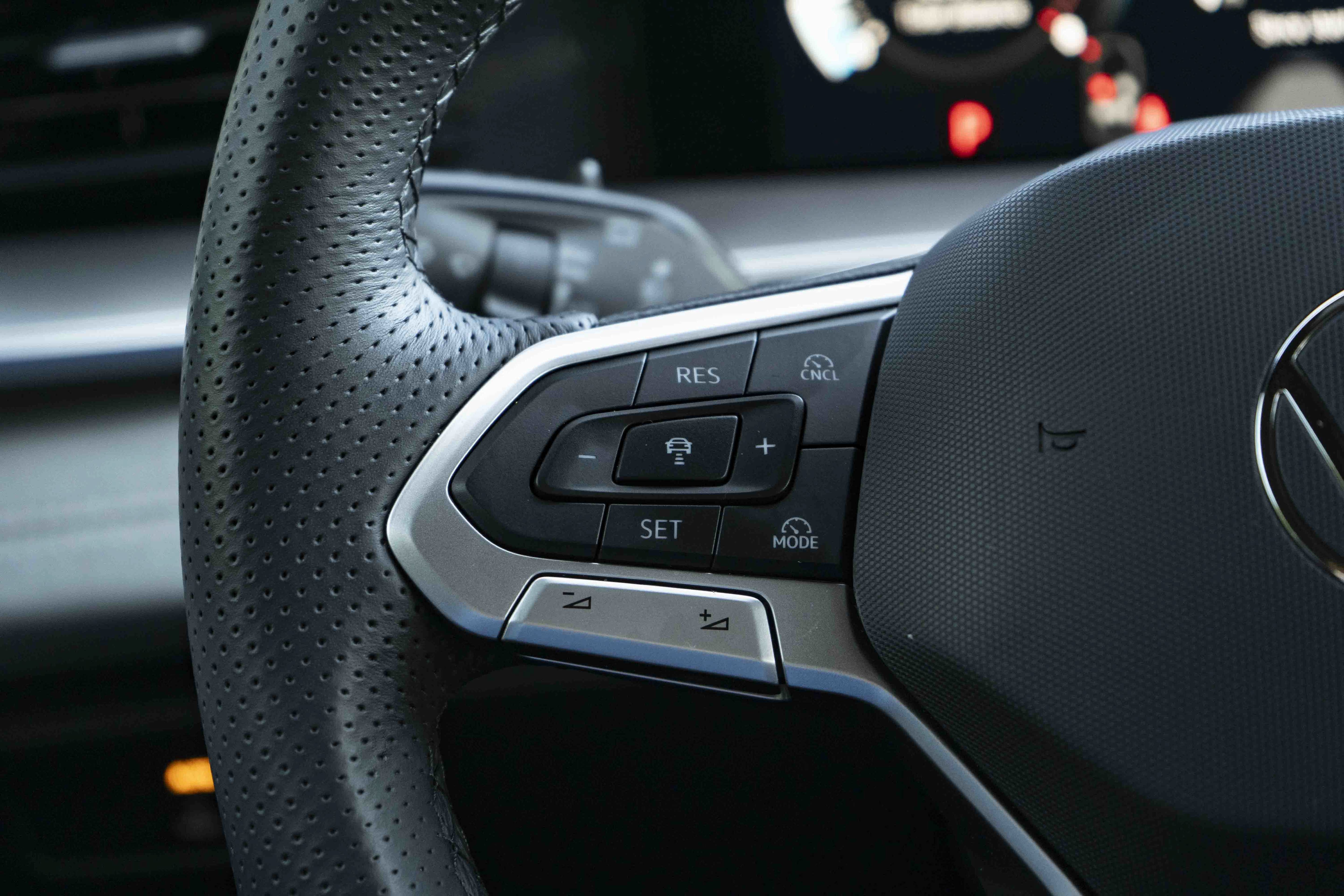 Certified 2026 Volkswagen Tiguan SE R-Line FWD image 19