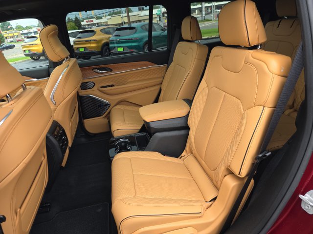 Used 2025 Jeep Grand Cherokee L Summit AWD/4WD image 36