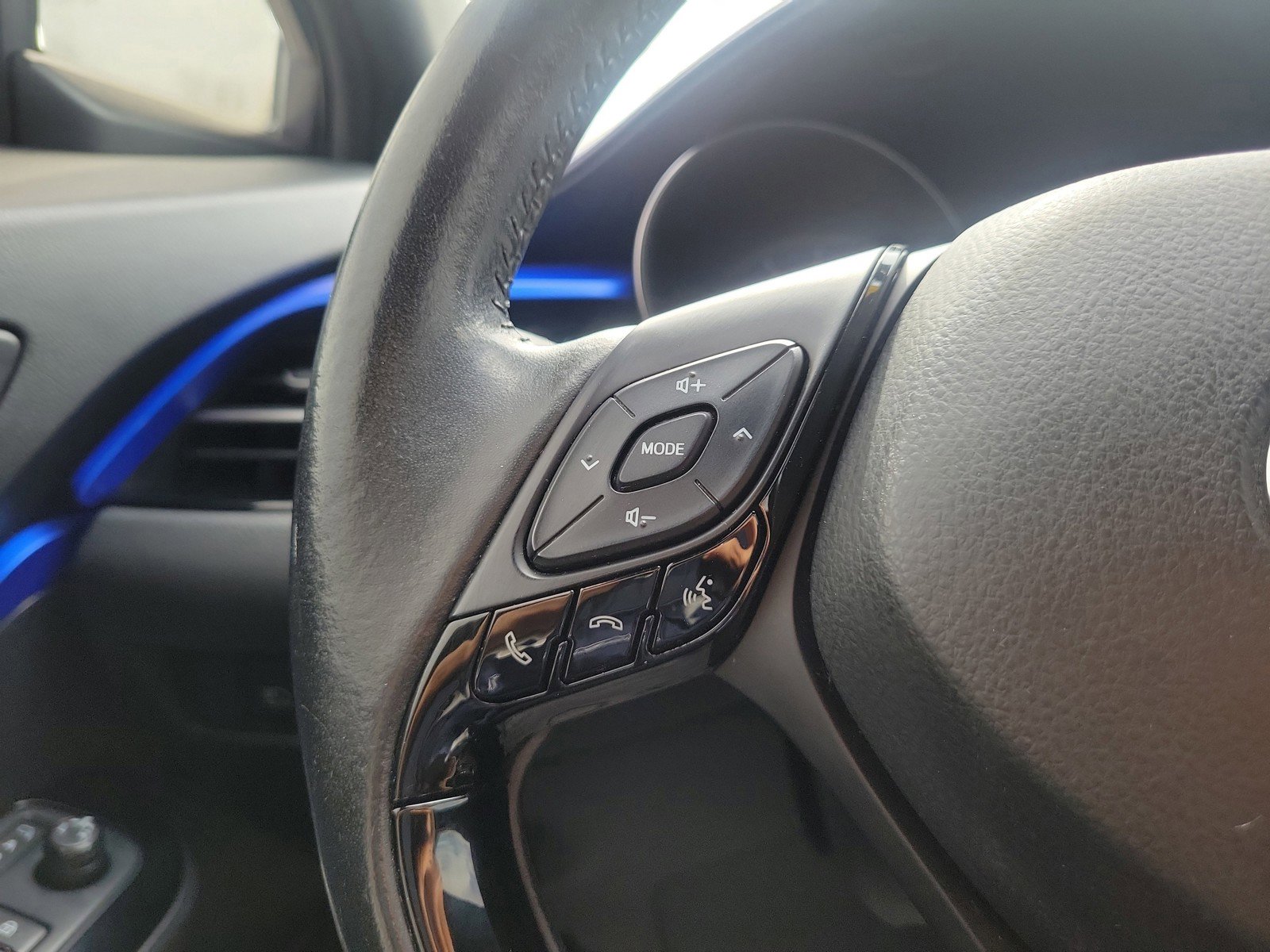 Used 2021 Toyota C-HR XLE FWD image 21