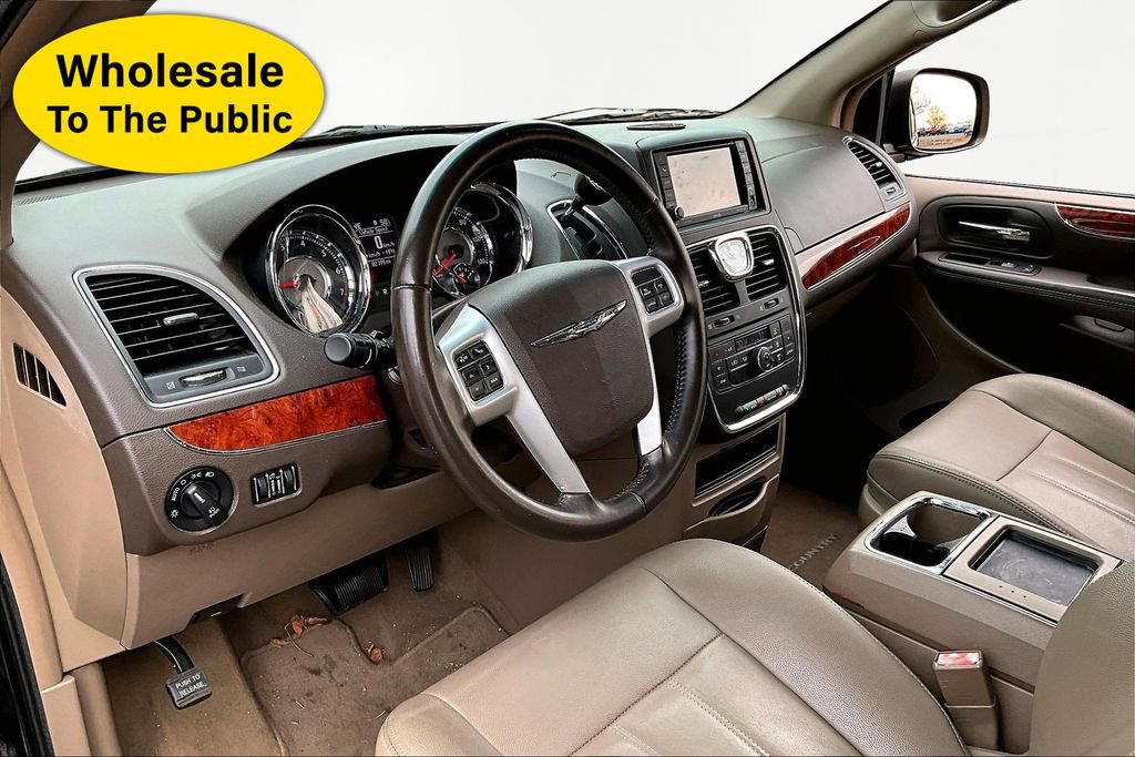Used 2016 Chrysler Town & Country Touring image 12
