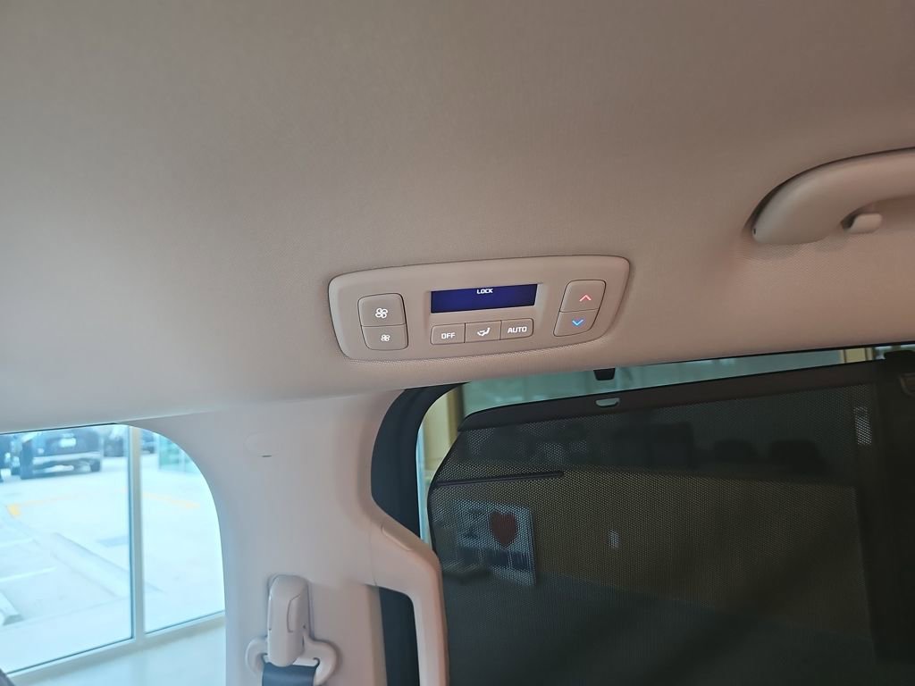 Used 2024 Kia Carnival EX image 43