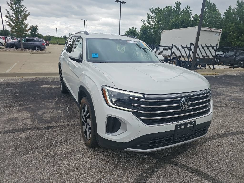 Used 2025 Volkswagen Atlas SE AWD/4WD image 3