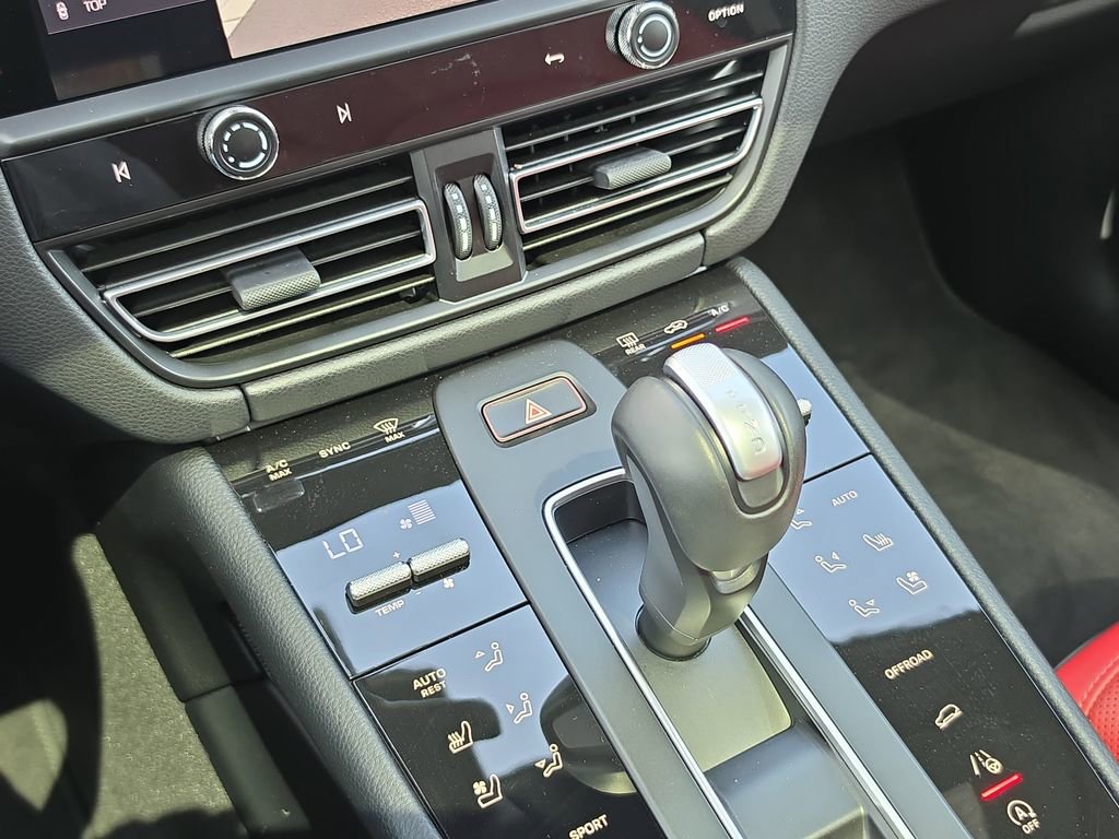 Used 2025 Porsche Macan AWD/4WD image 27