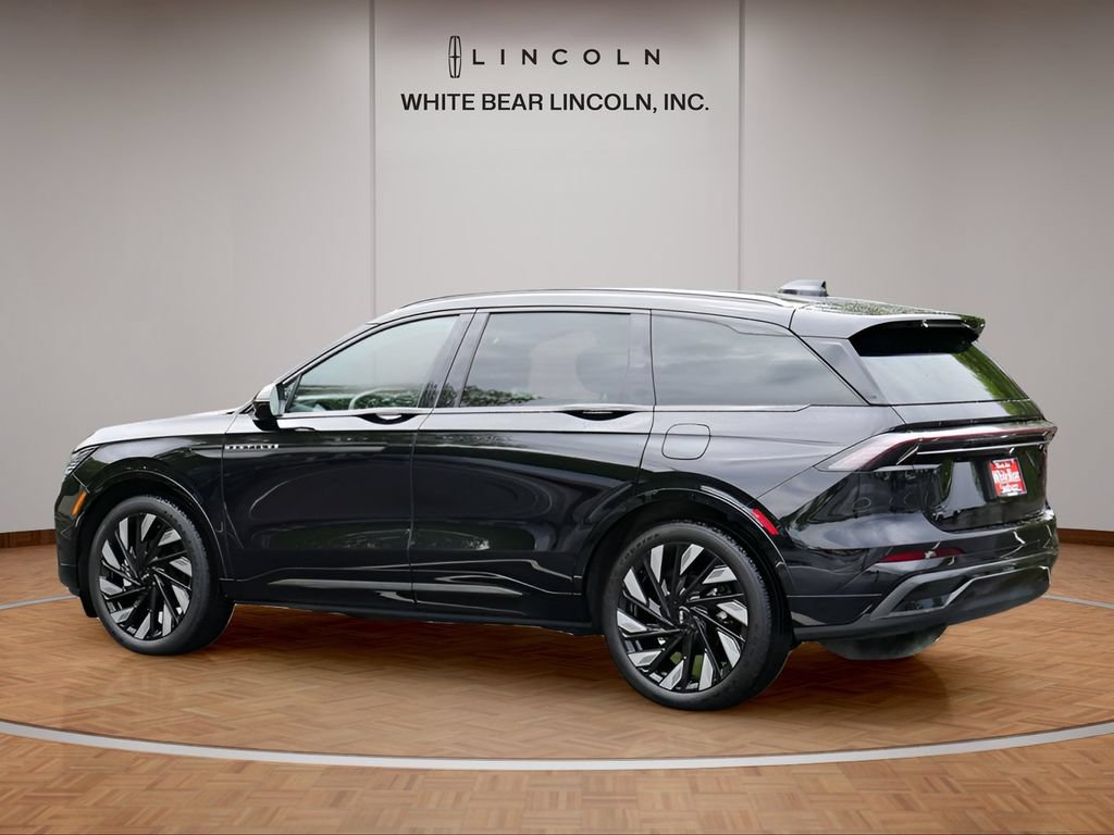 Used 2025 Lincoln Nautilus Reserve AWD/4WD image 7