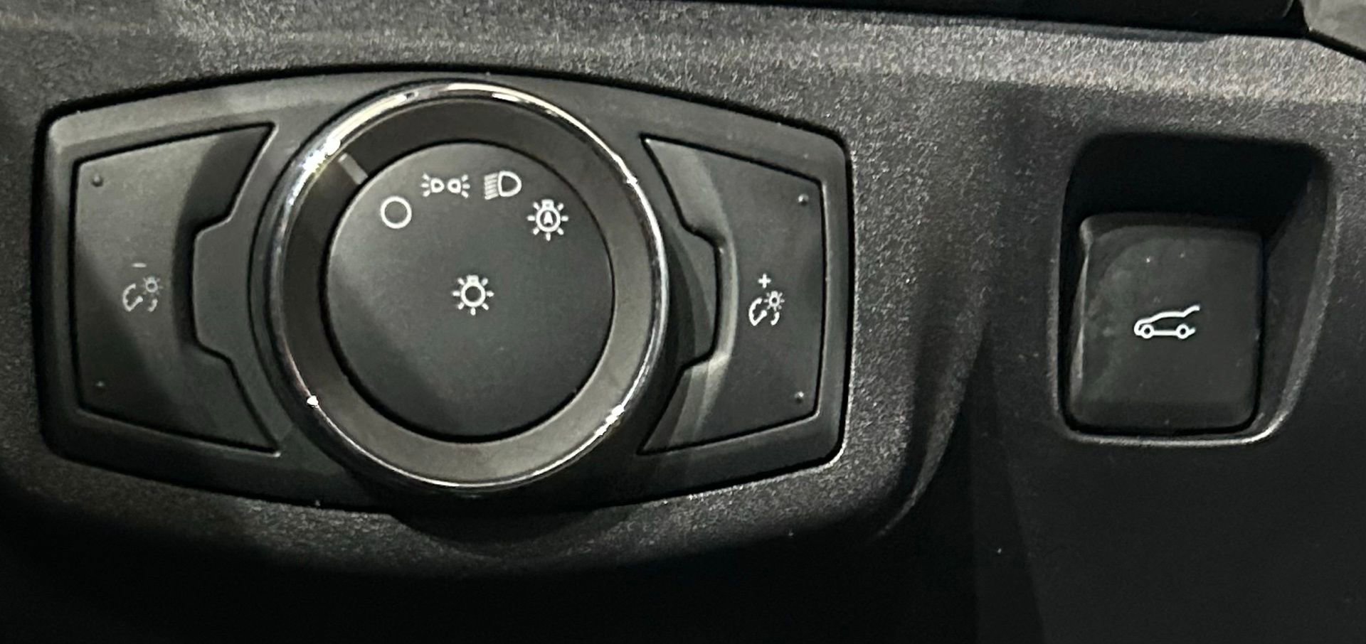 Used 2020 Ford Fusion SE FWD image 48