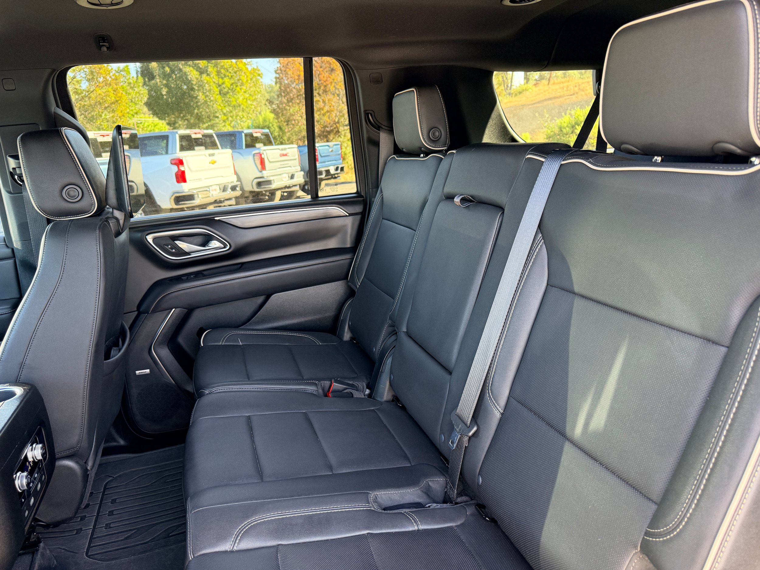 Used 2023 GMC Yukon XL SLT w/ SLT Luxury Package AWD/4WD image 33