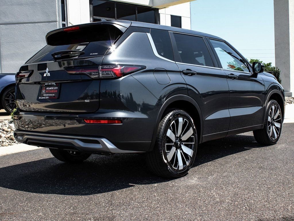 New 2025 Mitsubishi Outlander SE image 6