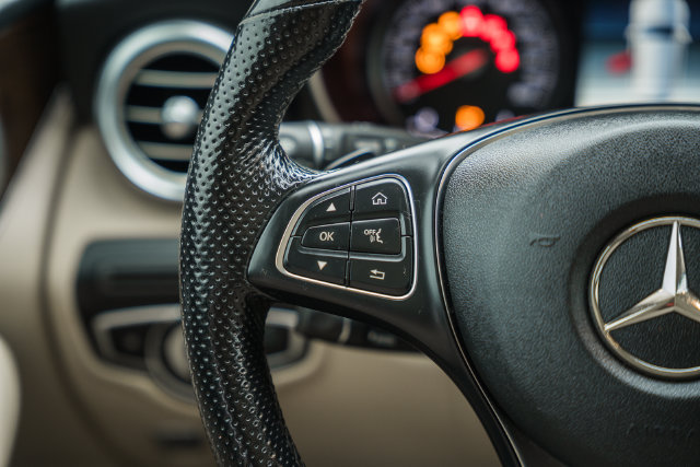 Used 2019 Mercedes-Benz GLC 350e 4MATIC w/ Premium Package image 29