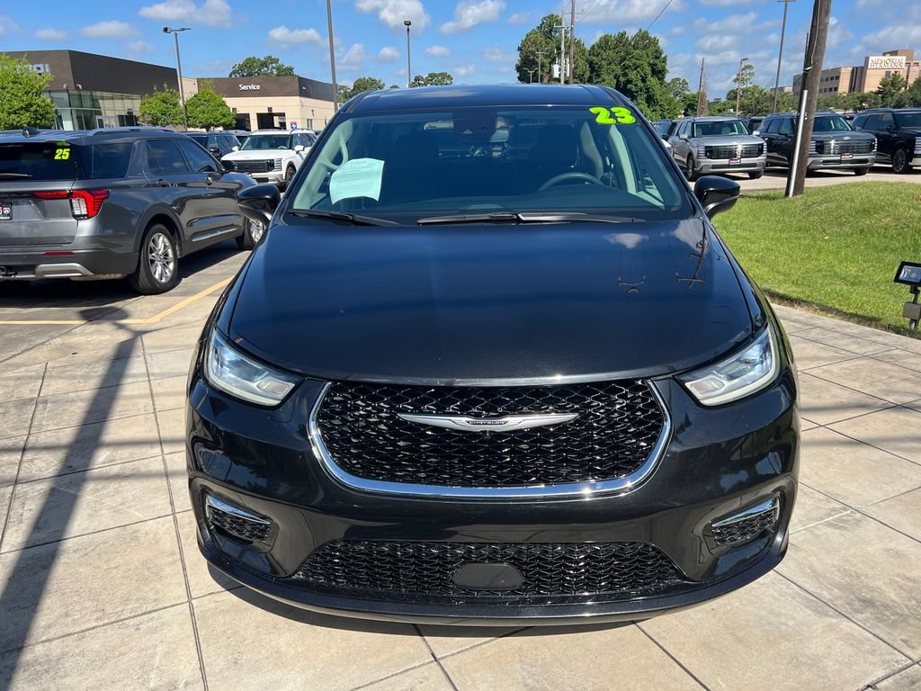 Used 2023 Chrysler Pacifica Touring-L FWD image 2
