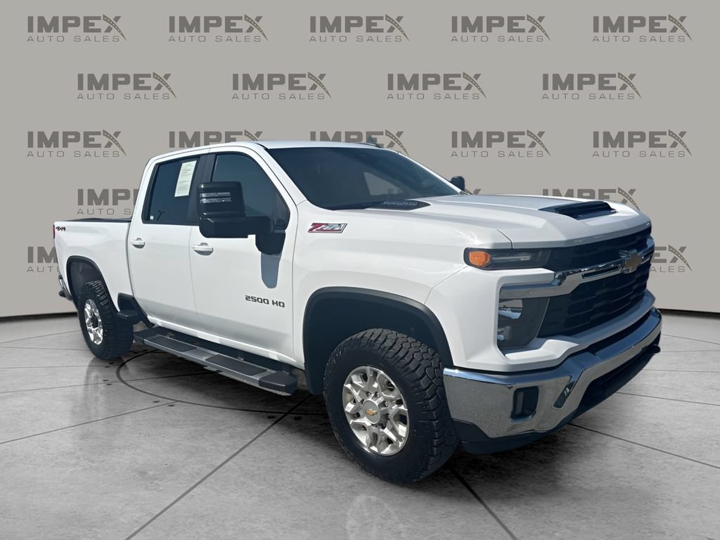 Used 2024 Chevrolet Silverado 2500 LT AWD/4WD image 3