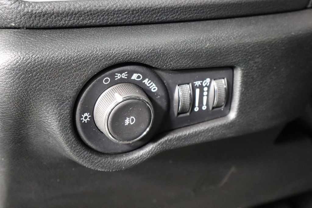 Used 2025 Chrysler Pacifica Limited FWD image 17