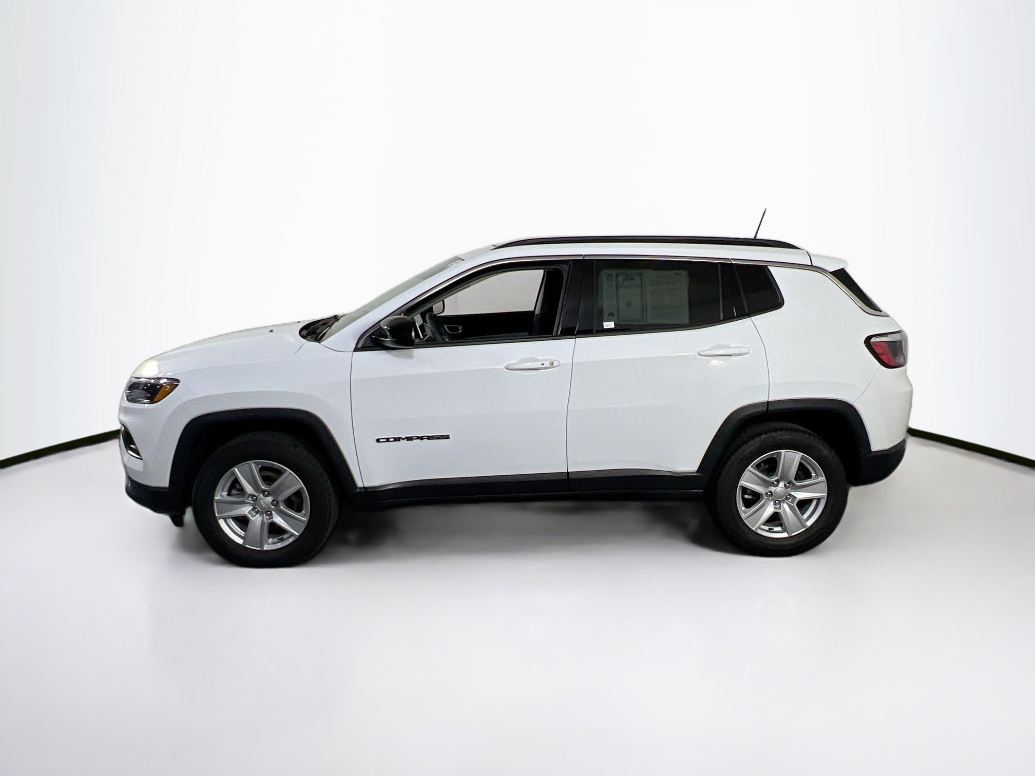 Used 2022 Jeep Compass Latitude w/ Sun and Sound Group AWD/4WD image 8
