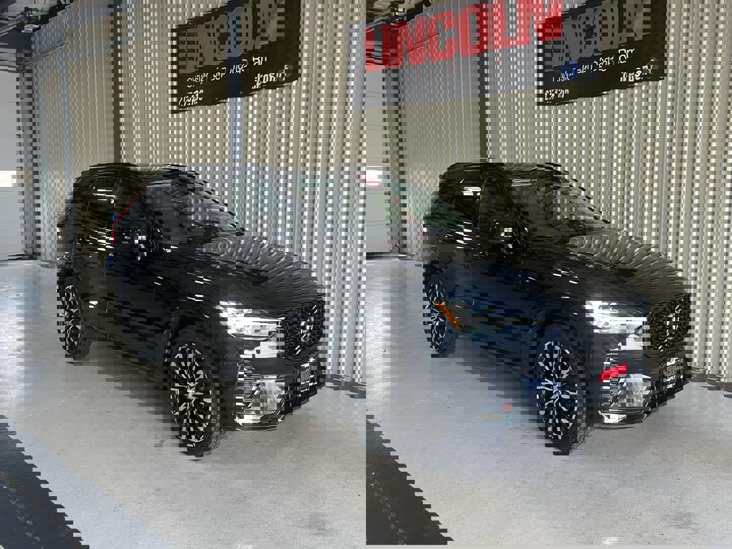 Used 2023 Volvo XC60 B5 Plus image 3