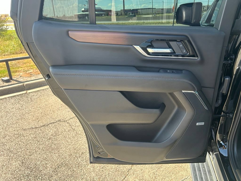 Used 2026 GMC Yukon Denali w/ Sun & Power Step Package AWD/4WD image 17