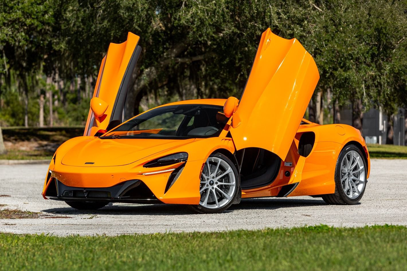 Used 2024 McLaren Artura RWD image 2