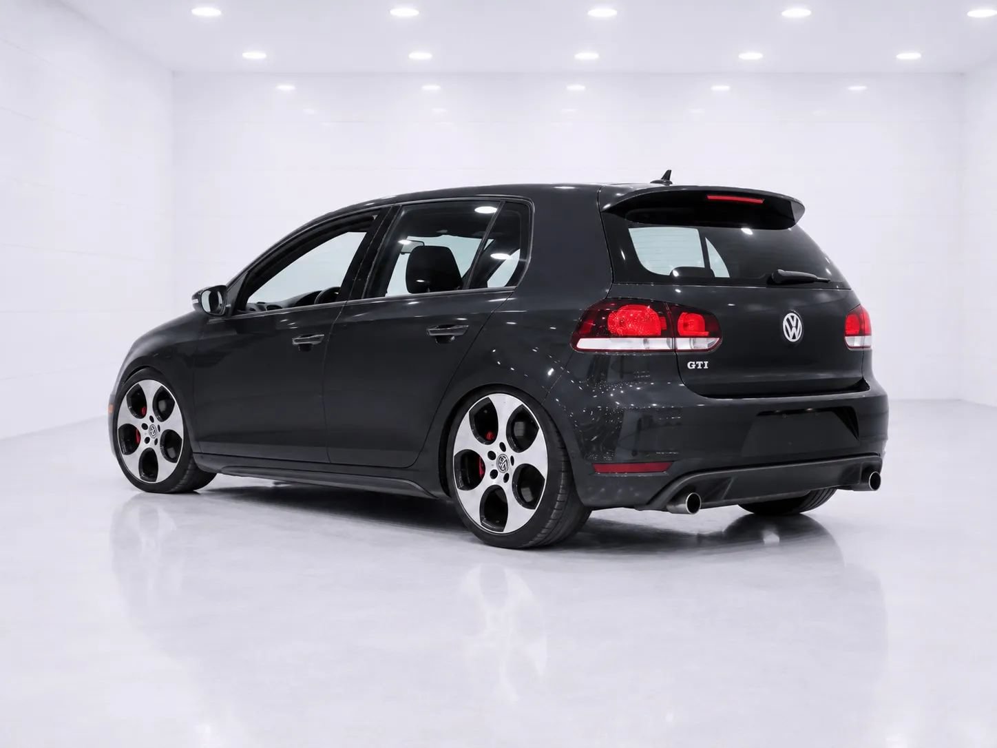 Used 2011 Volkswagen Golf 4-Door FWD image 3
