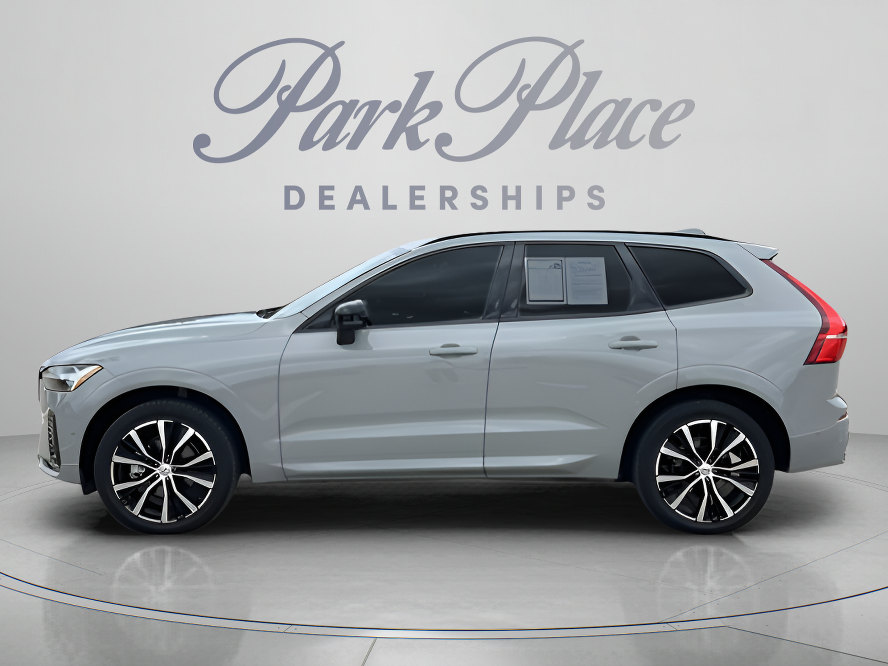 Used 2025 Volvo XC60 B5 Plus AWD/4WD image 3